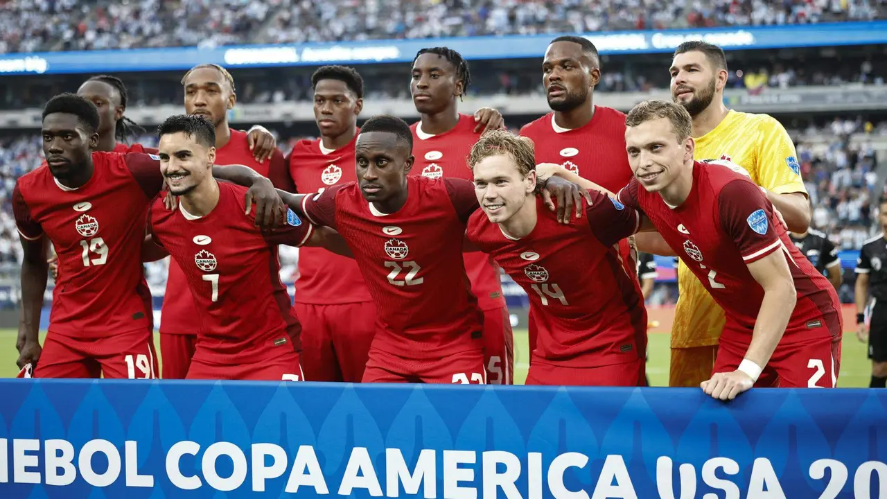 El equipo titular de Canad&aacute; que disput&oacute; la primera semifinal de la Copa Am&eacute;rica 2024 fue registrado este martes, 9 de julio, antes de enfrentar a Argentina, en el estadio MetLife de East Rutherford (Nueva Jersey, EE.UU.). EFE/CJ Gunther