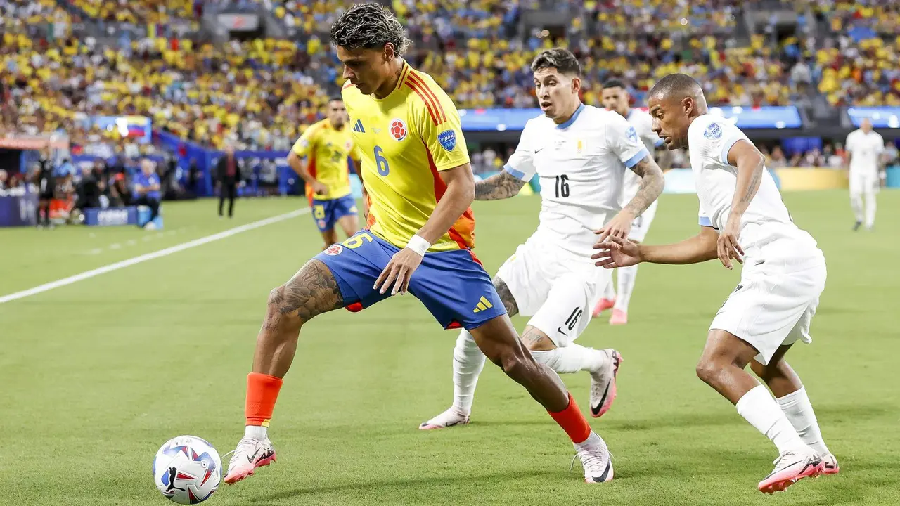 El centrocampista colombiano Richard R&iacute;os (2-d) fue registrado este mi&eacute;rcoles, 10 de julio, al defender un bal&oacute;n ante la marca de los uruguayos Math&iacute;as Olivera (c) y Nicol&aacute;s de la Cruz (d), durante la segunda semifinal de la Copa Am&eacute;rica 2024, en el estadio Bank of America de Charlotte (Carolina del Norte, EE.UU.). EFE/Brian Westerholt
