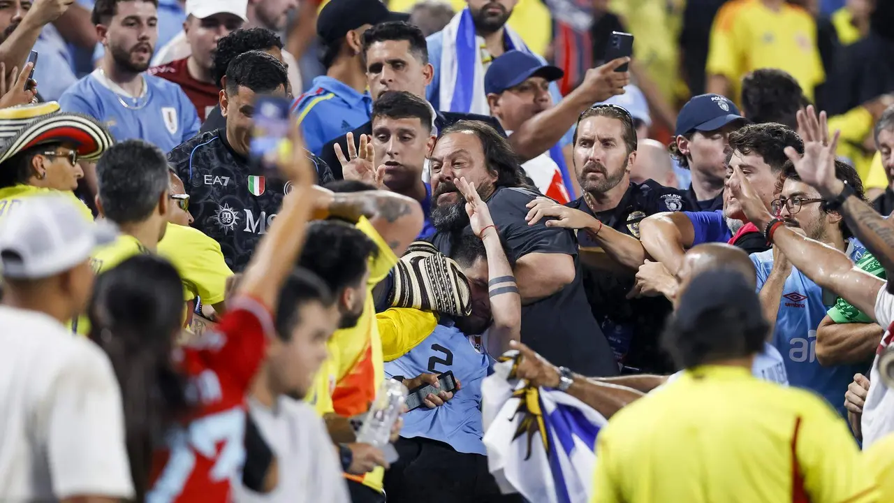 Aficionados de Uruguay y Colombia fueron registrados este mi&eacute;rcoles, 10 de julio, al pelearse, al final de la segunda semifinal de la Copa Am&eacute;rica 2024, en las gradas del estadio Bank of America de Charlotte (Carolina del Norte). Colombia se impuso por 1-0 y accedi&oacute; a la final. EFE/Brian Westerholt