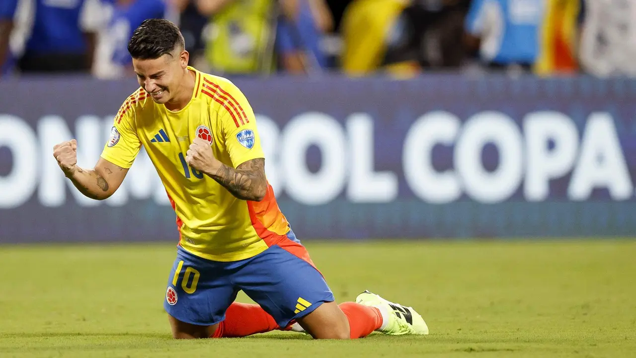 El centrocampista y capit&aacute;n de Colombia, James Rodr&iacute;guez, fue registrado este mi&eacute;rcoles, 10 de julio, al celebrar el paso de su equipo a la final de la Copa Am&eacute;rica 2024, luego de la segunda semifinal del certamen, en el estadio Bank of America de Charlotte (Carolina del Norte, EE.UU.). EFE/Erik S. Lesser