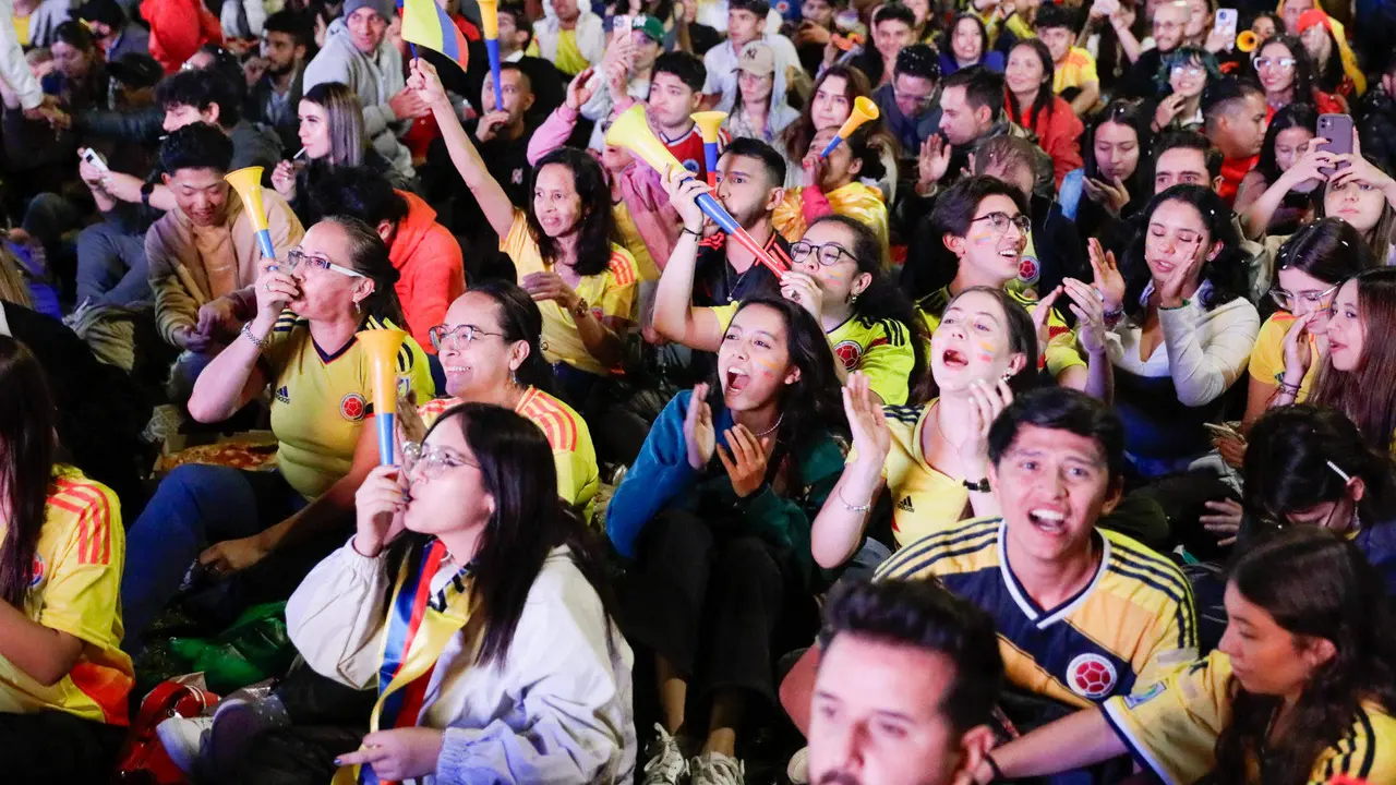 Aficionados de la selecci&oacute;n colombiana de f&uacute;tbol fueron registrados este mi&eacute;rcoles, 10 de julio, al concentrarse para ver la transmisi&oacute;n de la segunda semifinal de la Copa Am&eacute;rica 2024 contra Uruguay, en el Parque de la 93 de Bogot&aacute; (Colombia). EFE/Carlos Ortega