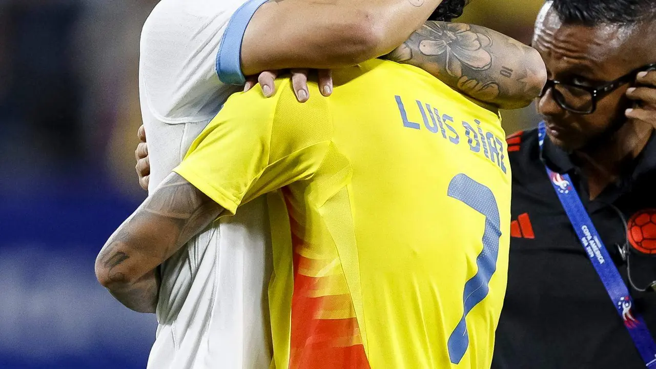 El centrocampista y capit&aacute;n de Colombia, James Rodr&iacute;guez (i) fue registrado este mi&eacute;rcoles, 10 de julio, al abrazar a su compa&ntilde;ero y delantero Luis D&iacute;az (d), despu&eacute;s de derrotar a Uruguay por 1-0 en la segunda semifinal de la Copa Am&eacute;rica 2024, en el estadio Bank of America de Charlotte (Carolina del Norte, EE.UU.). EFE/Erik S. Lesser
