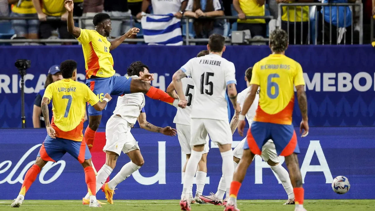 El centrocampista colombiano Jefferson Lerma (2-d) fue registrado este mi&eacute;rcoles, 10 de julio, tras cabecear un bal&oacute;n que convirti&oacute; en el gol de la victoria de su equipo 0-1 sobre Uruguay, durante la segunda semifinal de la Copa Am&eacute;rica 2024, en el estadio Bank of America de Charlotte (Carolina del Norte, EE.UU.). EFE/Erik S. Lesser