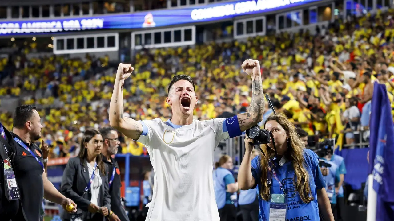 El centrocampista y capit&aacute;n de Colombia, James Rodr&iacute;guez (c), fue registrado este mi&eacute;rcoles, 10 de julio, al celebrar la victoria de su equipo por 1-0 sobre Uruguay y su paso a la final de la Copa Am&eacute;rica 2024, al final de la segunda semifinal del torneo, en el estadio Bank of America de Charlotte (Carolina del Norte, EE.UU.). EFE/Erik S. Lesser