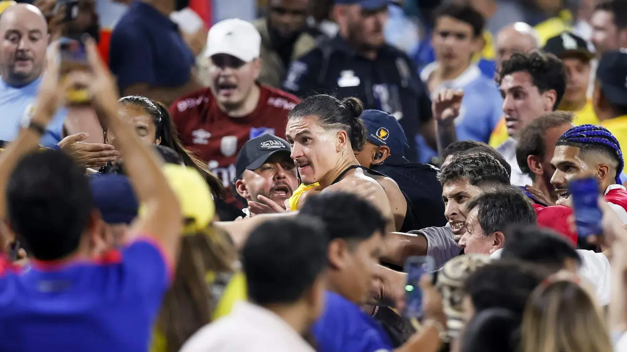 Darwin N&uacute;&ntilde;ez (C) de Uruguay se pelea con sus fans despu&eacute;s de que Uruguay en la Copa Am&eacute;rica 2024. . EFE/EPA/BRIAN WESTERHOLT