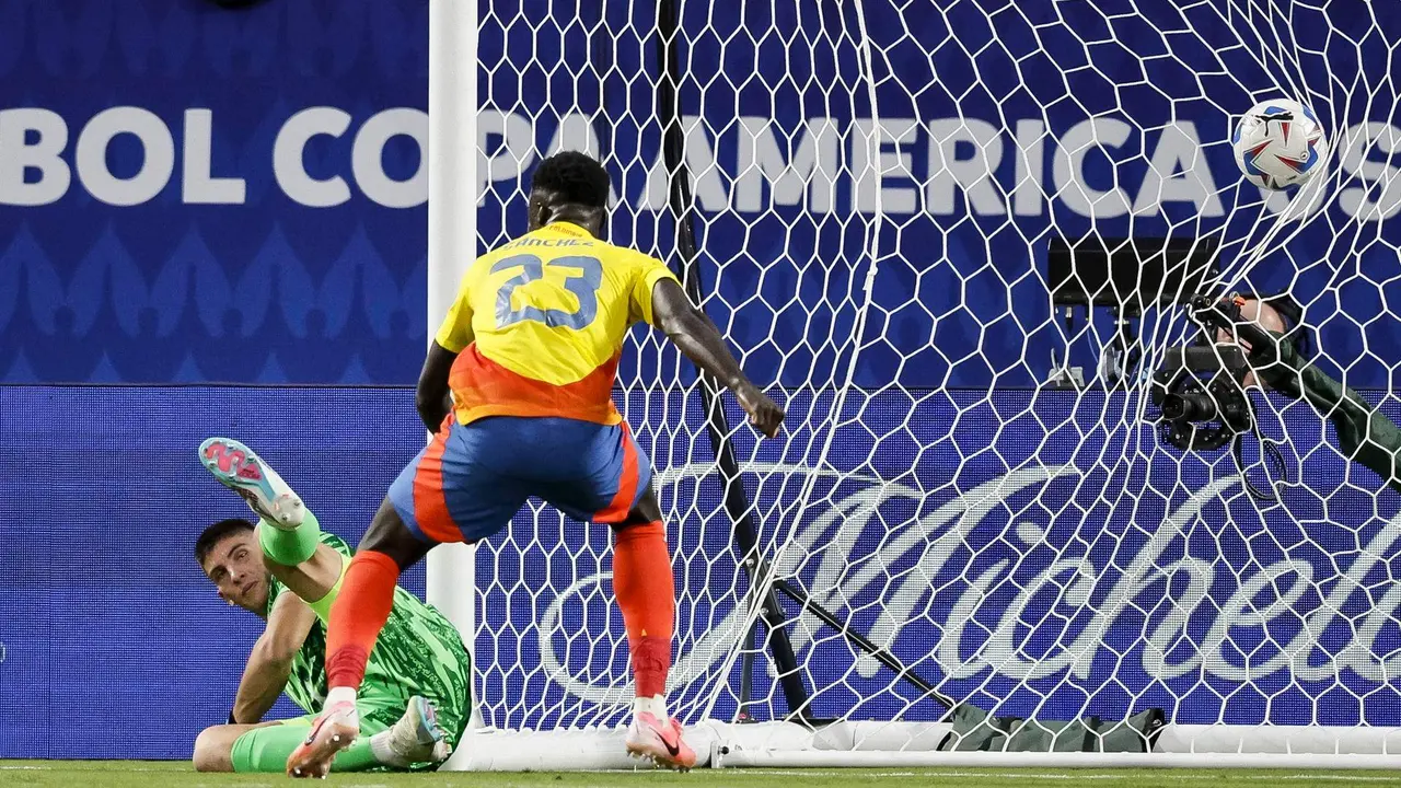 El defensor colombiano Davinson S&aacute;nchez fue registrado este mi&eacute;rcoles, 10 de julio, al observar el gol que su compa&ntilde;ero Jefferson Lerma (fuera de cuadro) le anot&oacute; a portero uruguayo Sergio Rochet (i), durante la segunda semifinal de la Copa Am&eacute;rica 2024, en el estadio Bank of America de Charlotte (Carolina de Norte, EE.UU.). EFE/Erik S. Lesser
