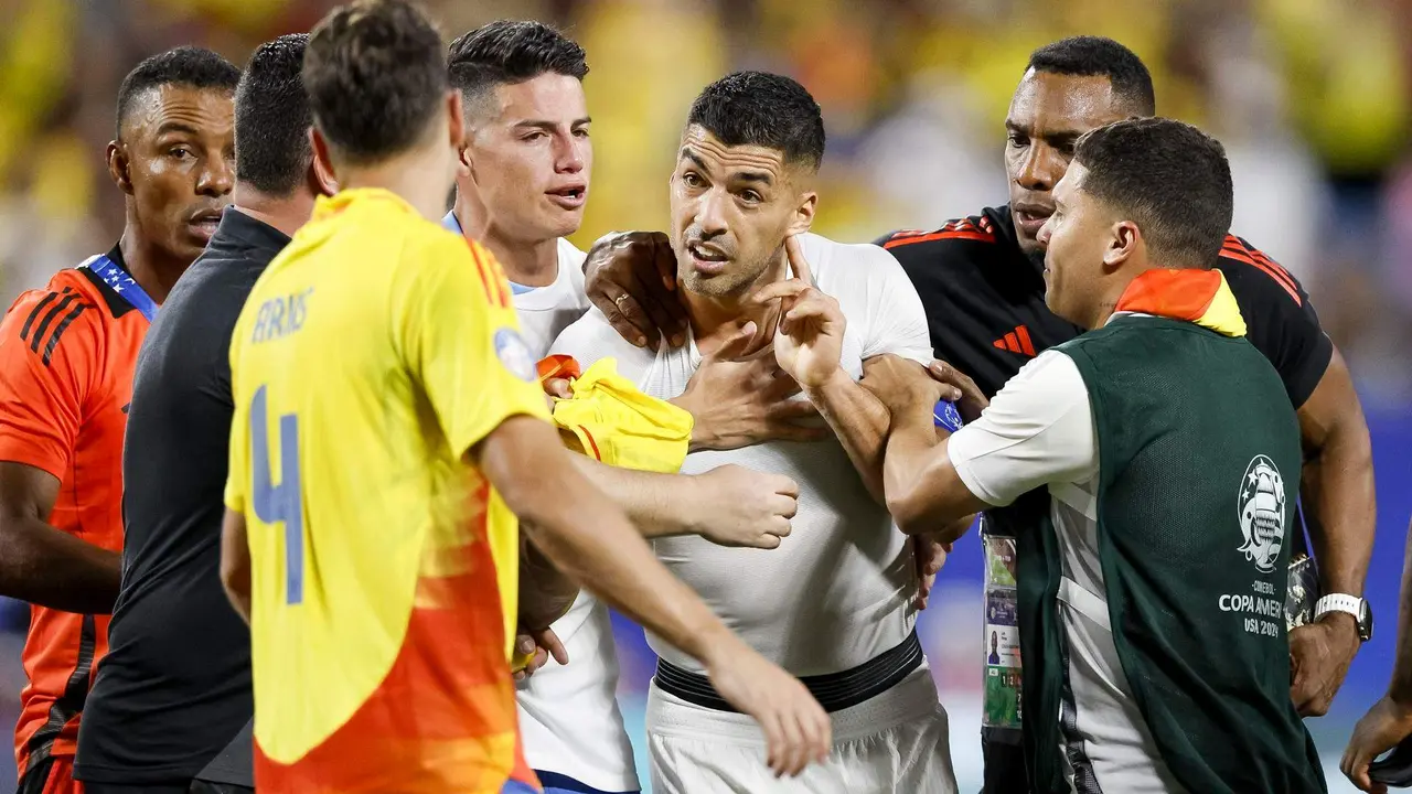 El delantero uruguay Luis Su&aacute;rez (3-d) fue registrado este mi&eacute;rcoles, 10 de julio, al discutir con el defensa colombiano Santiago Arias (3-i) y con el capit&aacute;n cafetero, James Rodr&iacute;guez (4-i), al final de la segunda semifinal de la Copa Am&eacute;rica, en el estadio Bank of America de Charlotte (Carolina del Norte, EE.UU.). EFE/Erik S. Lesser