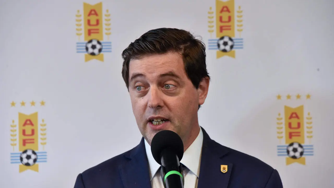 Fotograf&iacute;a de archivo en la que se registr&oacute; al presidente de la Asociaci&oacute;n Uruguaya de F&uacute;tbol (AUF), Ignacio Alonso, durante una rueda de prensa, en Montevideo (Uruguay). EFE/Federico Guti&eacute;rrez