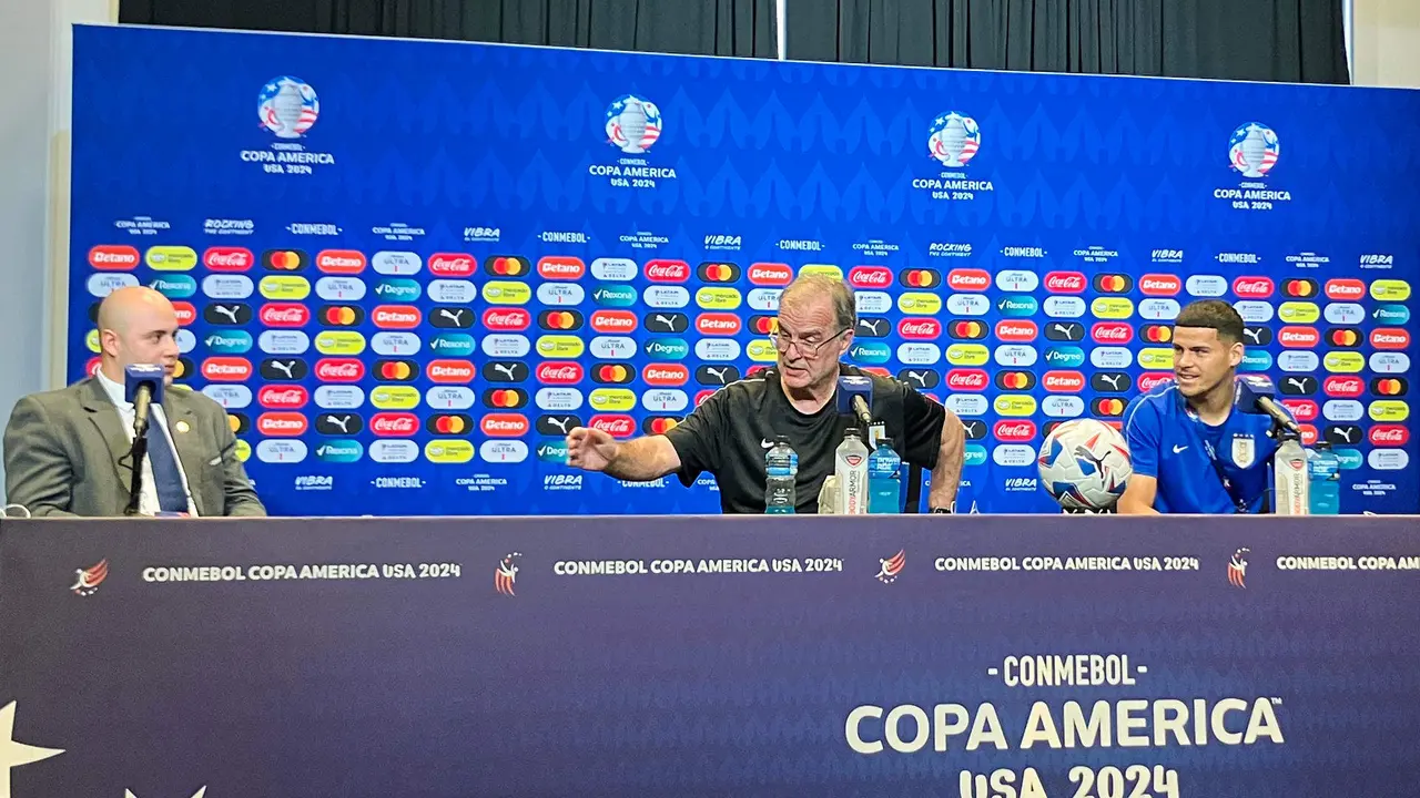 Imagen de archivo del entrenador de la selecci&oacute;n de f&uacute;tbol de Uruguay Marcelo Bielsa (C), asiste a una rueda de prensa junto al futbolista Maximiliano Ara&uacute;jo (d). EFE/ Albert Traver