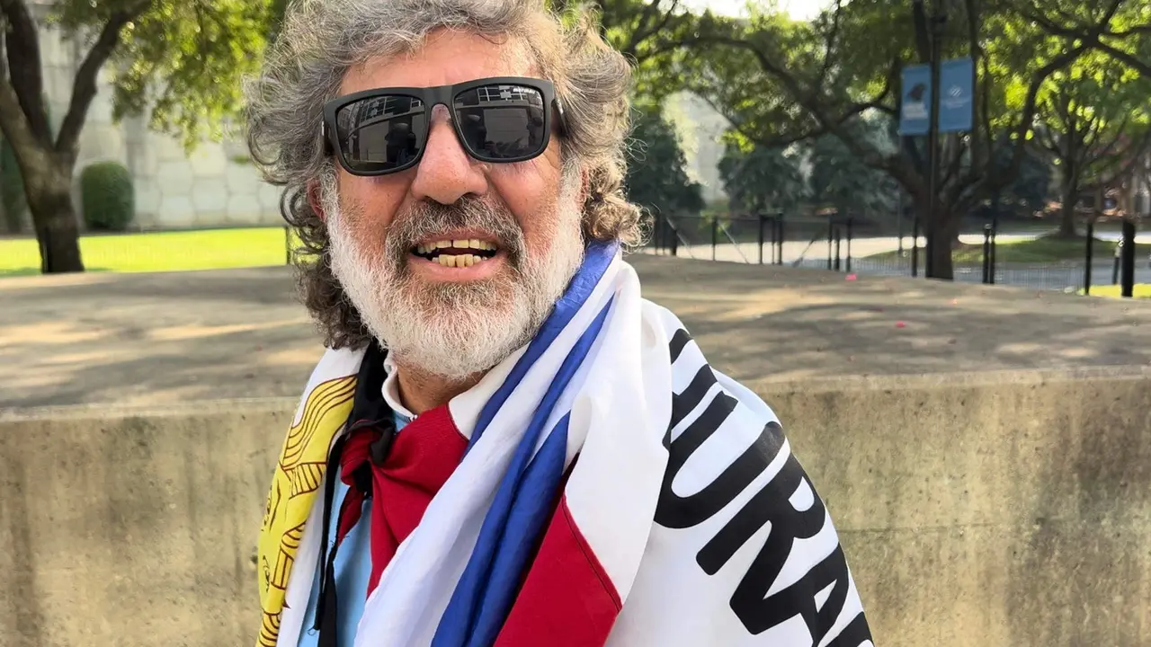 El aficionado uruguayo Agust&iacute;n Ram&oacute;n 'El Barba' Berganino fue registrado este s&aacute;bado, 13 de julio, durante una entrevista con EFE, en Charlotte (Carolina del Norte, EE.UU.). EFE/Andrea Montolivo