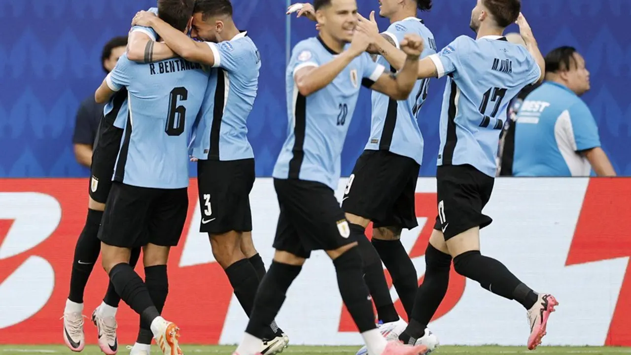Rodrigo Bentancur de Uruguay (i) celebra con sus compa&ntilde;eros de equipo despu&eacute;s de anotar contra Canad&aacute; durante la Copa Am&eacute;rica. EFE/EPA/ERIK S. MENOR