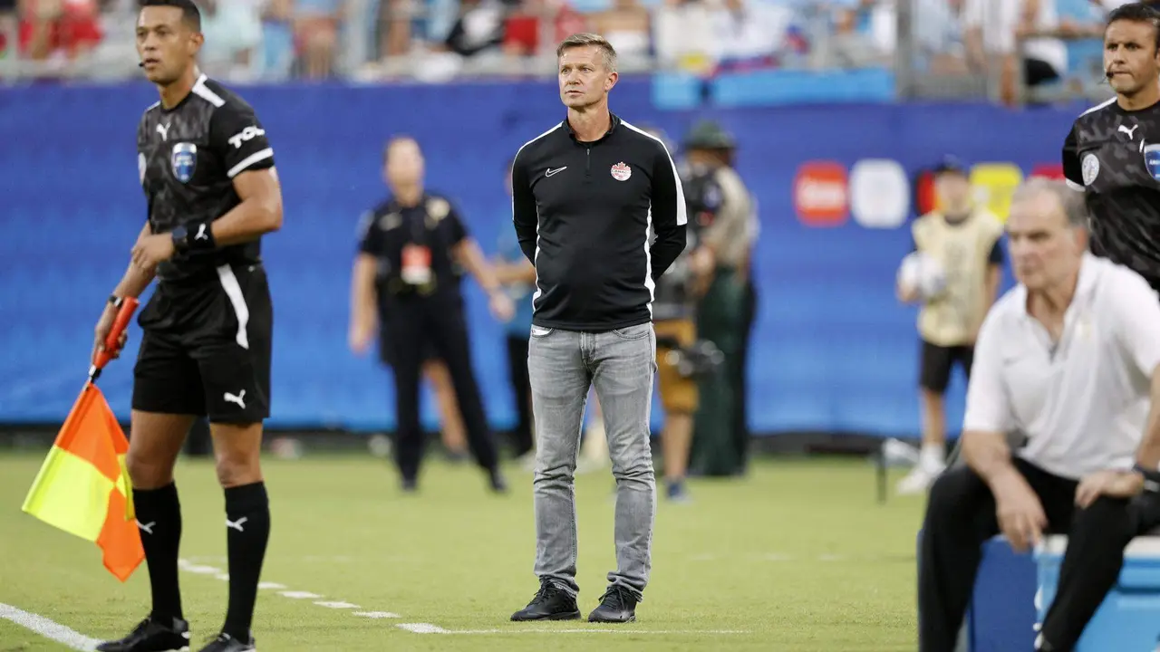 El seleccionador de Canad&aacute;, Jesse Marsch (c), fue registrado este s&aacute;bado, 13 de julio, durante el partido por el tercer puesto de la Copa Am&eacute;rica 2024 contra Uruguay, en el estadio Bank of America de Charlotte (Carolina del Norte, EE.UU.). EFE/Erik S. Lesser