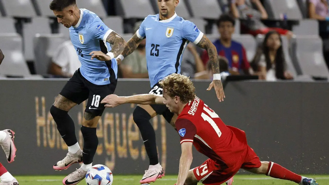 El delantero uruguayo Brian Rodr&iacute;guez (i), fue registrado este s&aacute;bado, 13 de julio, al intentar superar la marca del centrocampista canadiense Jacob Shaffelburg (d), durante el partido por el tercer puesto en la Copa Am&eacute;rica 2024, en el estadio Bank of America de Charlotte (Carolina del Norte, EE.UU.). EFE/Erik S. Lesser