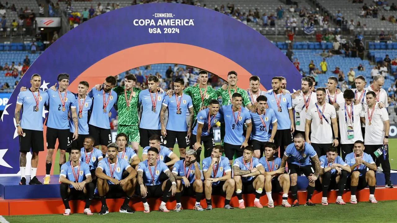 Integrantes de la selecci&oacute;n uruguaya de f&uacute;tbol fueron registrados este s&aacute;bado, 13 de julio, al celebrar el tercer lugar obtenido en la Copa Am&eacute;rica 2024, en el estadio Bank of America de Charlotte (Carolina del Norte, EE.UU.). EFE/Erik S. Lesser