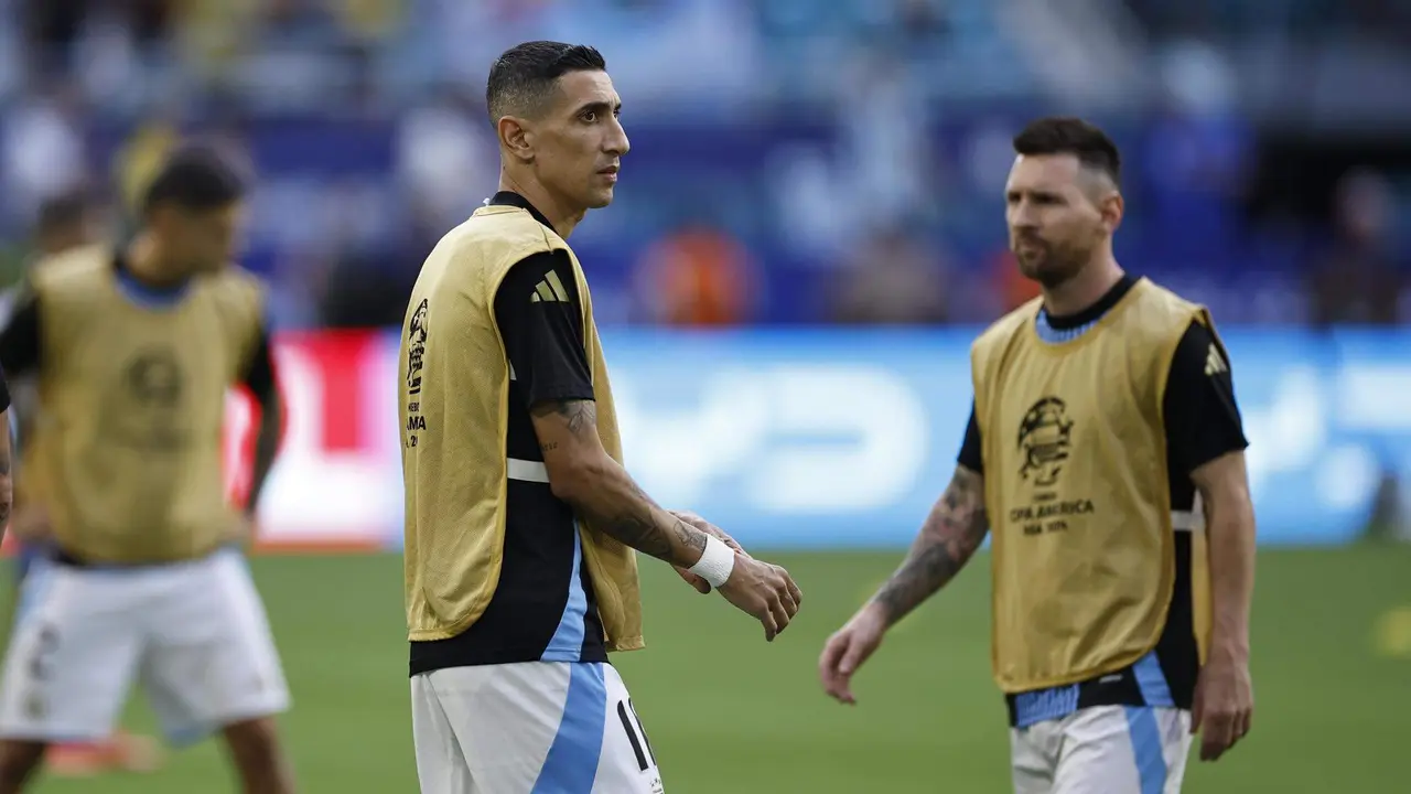 Angel Di Maria (I) y Lionel Messi de Argentina (D) durante los calentamientos de la final de la Copa Am&eacute;rica. EFE/EPA/CJ GUNTHER
