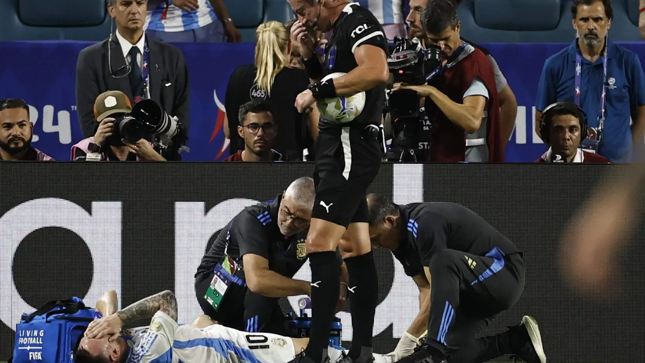 El atacante y capit&aacute;n de Argentina, Lionel Messi, fue registrado este domingo, 14 de julio, al lamentarse de un golpe que recibi&oacute;, durante la final de la Copa Am&eacute;rica 2024, en el estadio Hard Rock de Miami (Florida, EE.UU.). Messi se retir&oacute; en el segundo tiempo luego de lesionarse solo al intentar hacer una sprint en una carrera. EFE/CJ Gunther