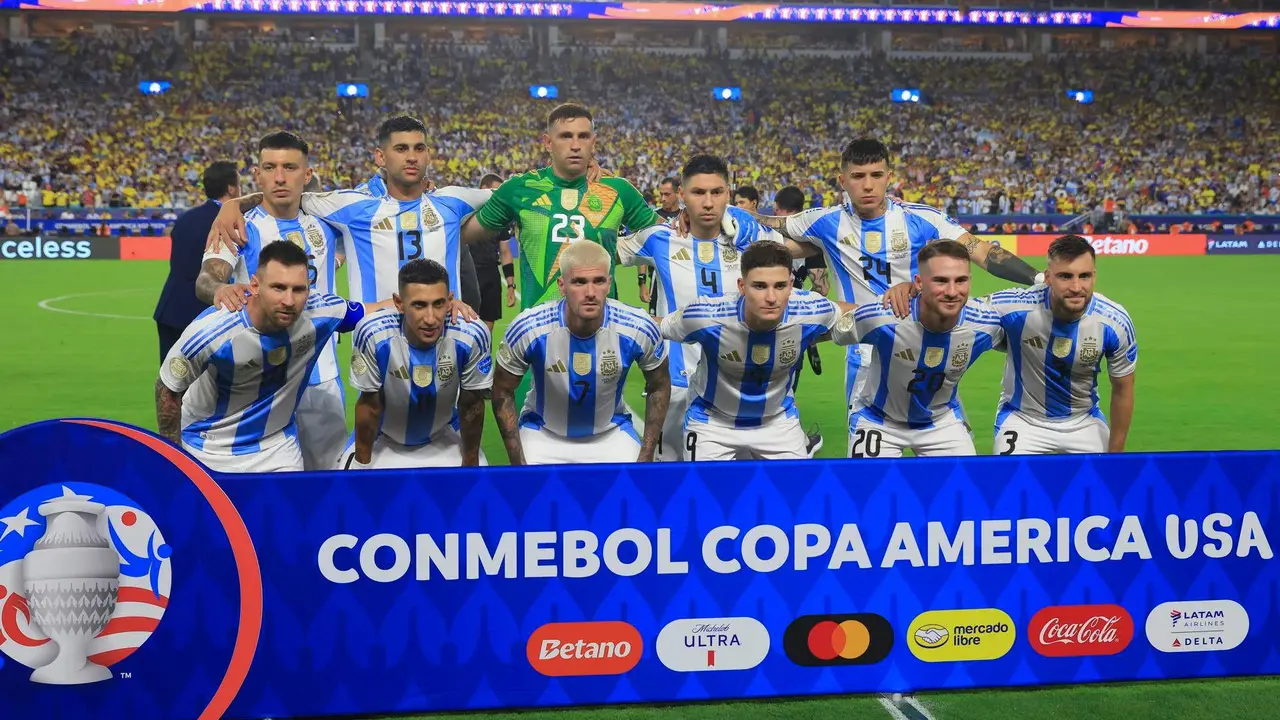 El equipo titular de Argentina que disput&oacute; la final de la Copa Am&eacute;rica 2024 fue registrado este domingo, 14 de julio, antes de enfrentarse a Colombia, en el estadio Hard Rock de Miami (Florida, EE.UU.). EFE/Crist&oacute;bal Herrera