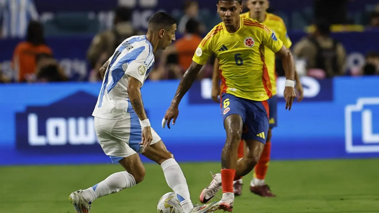 Angel Di Mar&iacute;a (L) de Argentina en acci&oacute;n contra Richard R&iacute;os de Colombia durante la Copa Am&eacute;rica. EFE/EPA/CJ GUNTHER