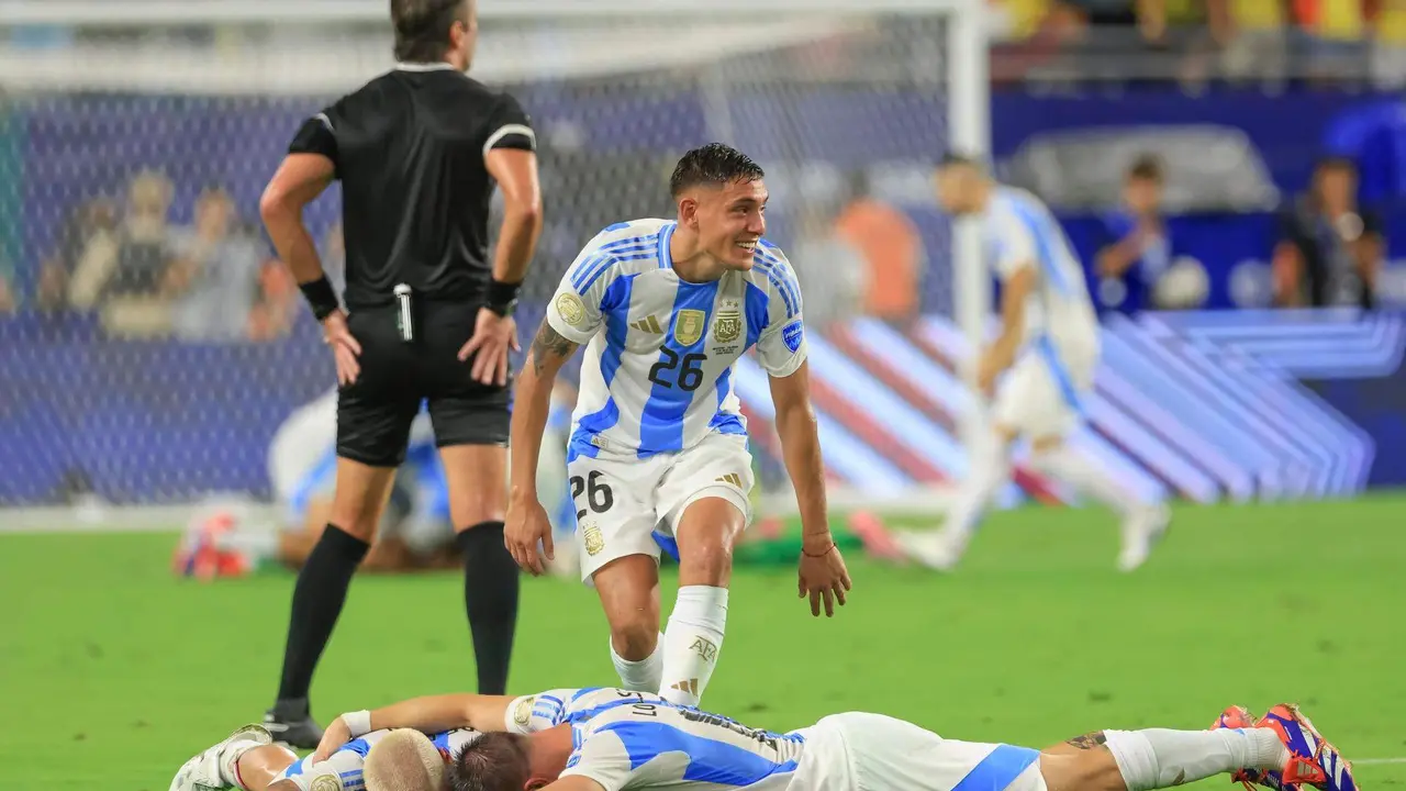 Nahuel Molina (c) y otros jugadores de la selecci&oacute;n argentina de f&uacute;tbol fueron registrados este domingo, 14 de julio, al celebrar la obtenci&oacute;n del t&iacute;tulo de la Copa Am&eacute;rica 2024, en el estadio Hard Rock de Miami (Florida, EE.UU.). EFE/Crit&oacute;bal Herrera