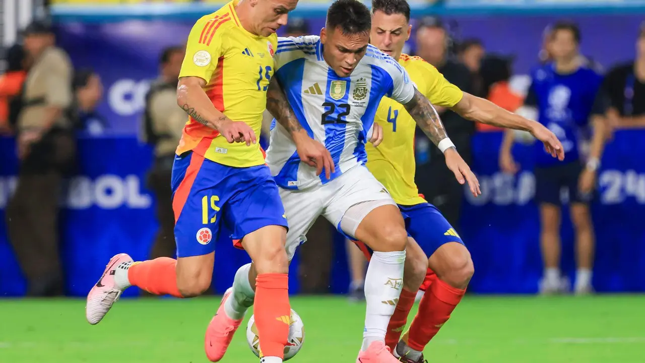 El delantero argentino Lautaro Mart&iacute;nez (c) fue registrado este domingo, 14 de julio, al disputar un bal&oacute;n con los jugadores colombianos Mateus Uribe (i) y Santiago Arias, durante la final de la Copa Am&eacute;rica 2024, en el estadio Hard Rock de Miami (Florida, EE.UU.). EFE/Crist&oacute;bal Herrera