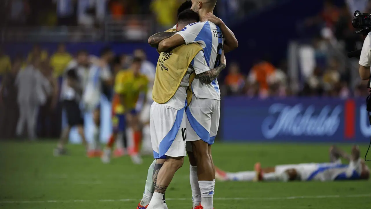 Los futbolistas argentinos Lionel Messi (c-i) y Germ&aacute;n Pezzella fueron registrados este domingo, 14 de julio, al abrazarse y celebrar la obtenci&oacute;n del t&iacute;tulo de la Copa Am&eacute;rica 2024, en el estadio Hard Rock de Miami (Florida, EE.UU.). EFE/CJ Gunther