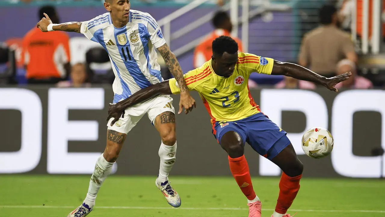 Davinson S&aacute;nchez (d) de Colombia en acci&oacute;n contra Angel Di Mar&iacute;a de Argentina durante la final de la Copa Am&eacute;rica. EFE/ EPA/CJ GUNTHER