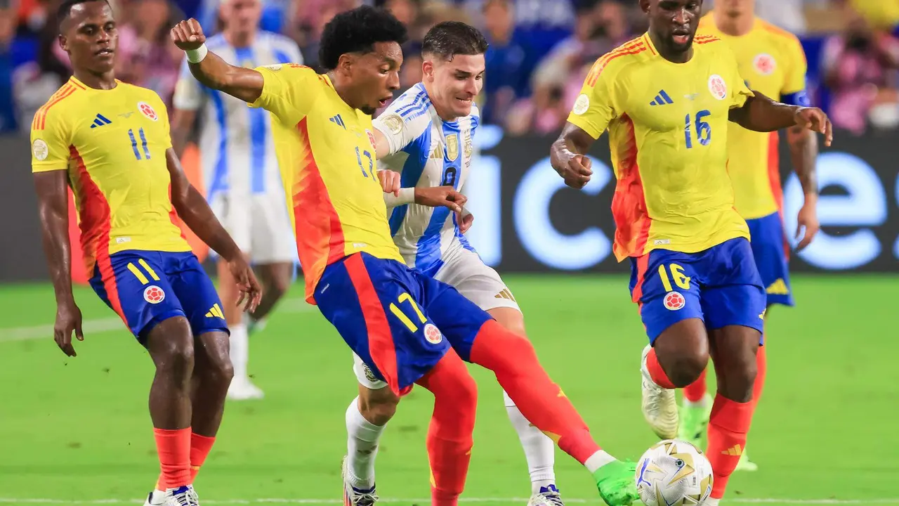 El defensa colombiano Johan Mojica (c-i) fue registrado este domingo, 14 de julio, al disputar un bal&oacute;n con el delantero argentino Juli&aacute;n &Aacute;lvarez (c), durante la final de la Copa Am&eacute;rica 2024, en el estadio Hard Rock de Miami (Florida, EE.UU.). EFE/Crit&oacute;bal Herrera