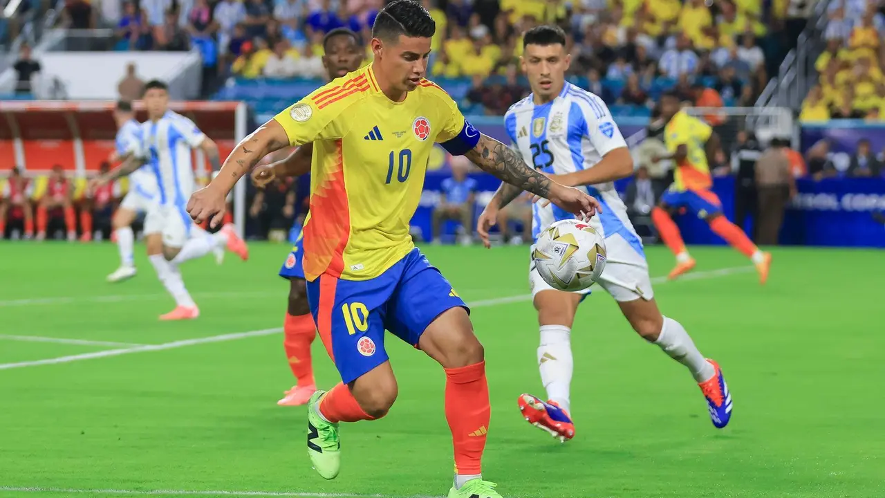 El centrocampista y capit&aacute;n colombiano, James Rodr&iacute;guez (i), fue registrado este domingo, 14 de julio, al controlar un bal&oacute;n, durante la final de la Copa Am&eacute;rica 2024 contra Argentina, en el Hard Rock Stadium de Miami (Florida, EE.UU.). EFE/Crist&oacute;bal Herrera