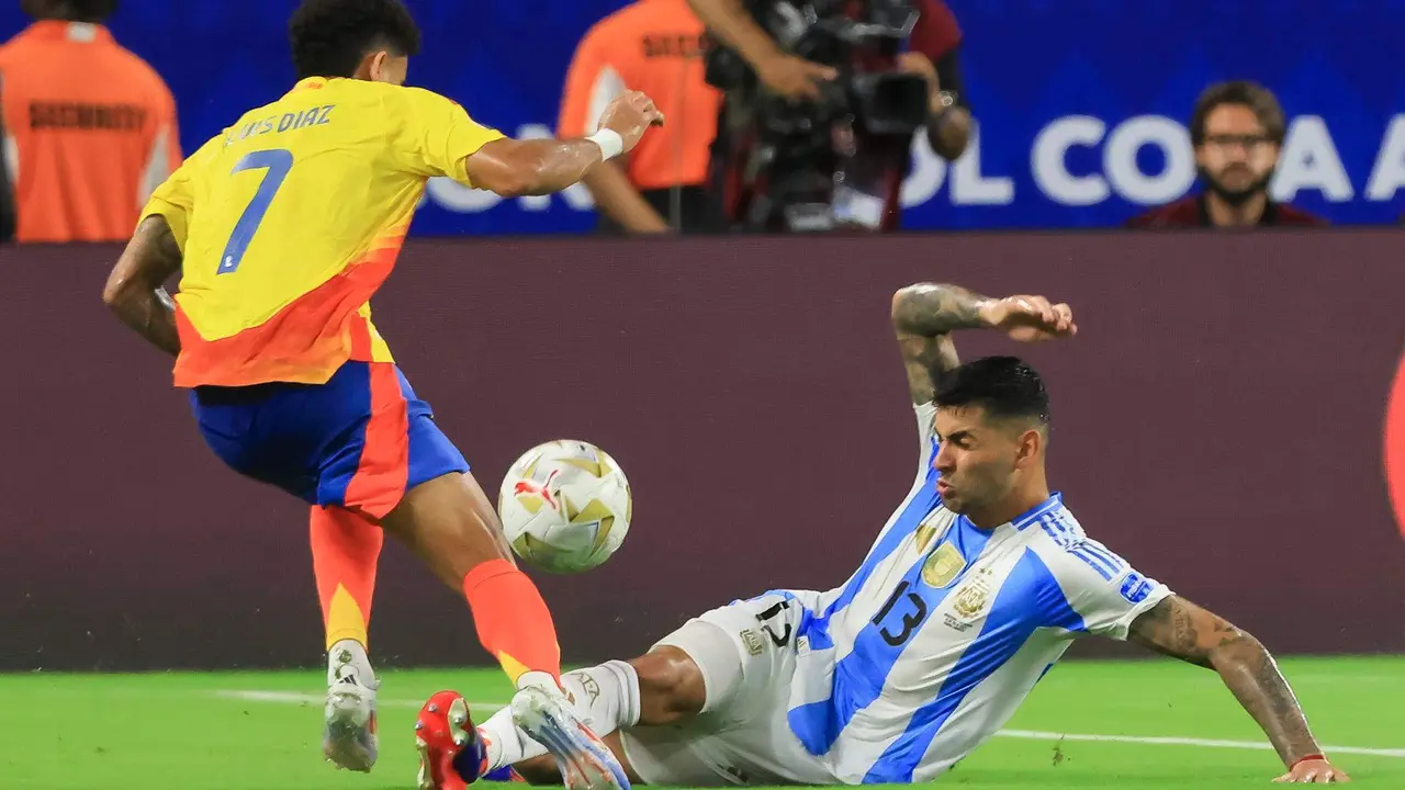El defensor argentino Cristian Romero (d) fue registrado este domingo, 14 de julio, al disputar un bal&oacute;n con el atacante colombiano Luis D&iacute;az, durante la final de la Copa Am&eacute;rica 2024, en el estadio Hard Rock de Miami (Florida, EE.UU.). EFE/Crist&oacute;bal Herrera