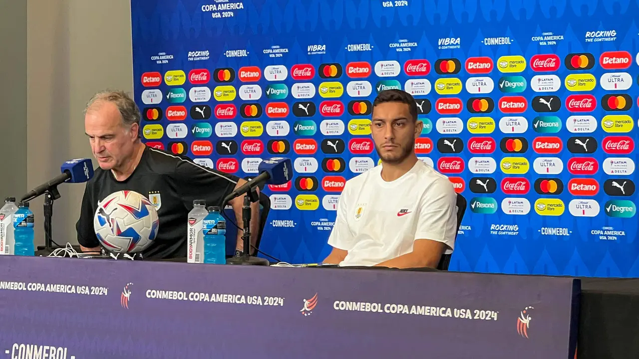 El seleccionador Marcelo Bielsa (i) de Uruguay habla durante una rueda de prensa en Charlotte (EEUU). EFE/ Andrea Montolivo